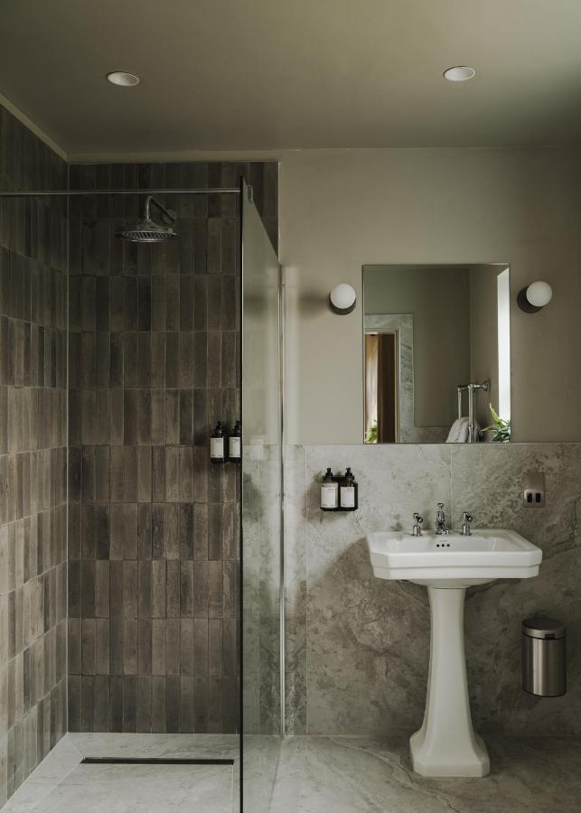 Deluxe Double Room Bath,1365004445:JPEG